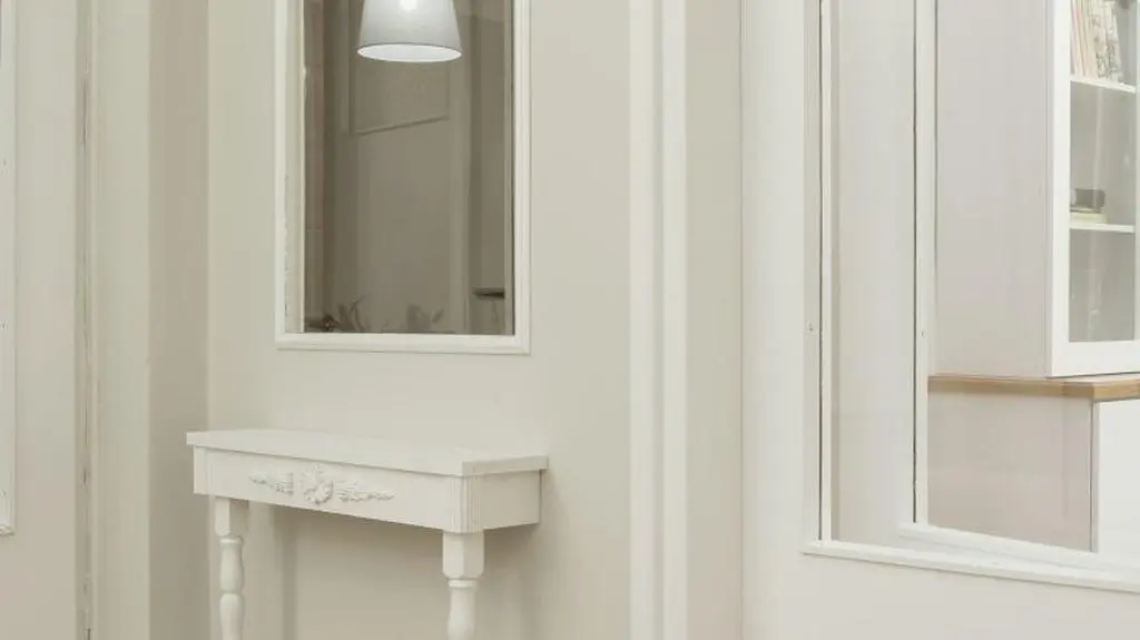 Styl klasyczny to też lustra i eleganckie konsole. Nie mogło ich zabraknąć w tym projekcie! Konsole (w salonie są dwie, ustawione symetrycznie po obu stronach drzwi do jadalni) zrobiła Dorota z pomocą Darka. 