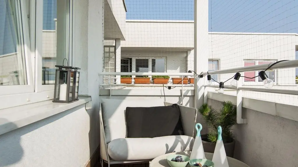 Balkon Klaudii i Andrzeja stał się przedłużeniem małego salonu wewnątrz mieszkania.