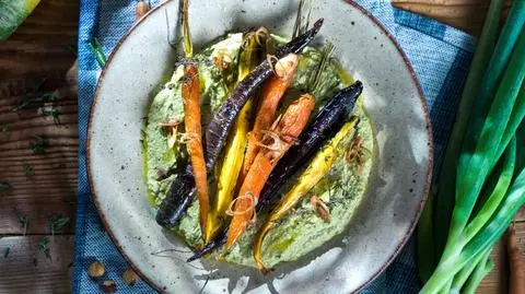 Młode marchewki z musem brokułowym z orzechami laskowymi