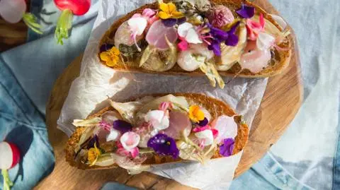 Młode rzodkiewki i szpinak zapiekane z gorgonzollą i Polskim cydrem