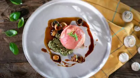 Mozzarella zapiekana w polskiej szynce długo dojrzewającej