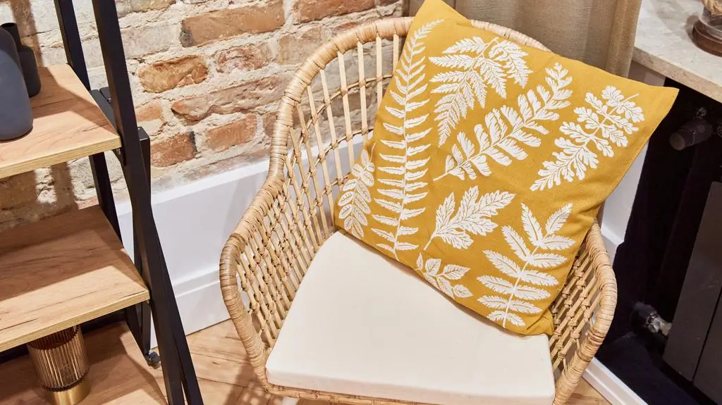 Styl boho jest blisko natury - bazuje na kolorach występujących w przyrodzie i naturalnych materiałach. Takie właśnie tkaniny na dodatkach wybrał więc Krzysztof Miruć.