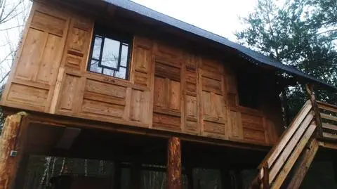 "Nieoczywiste miejsca": ściany tego domu powstały ze starych drzwi i framug