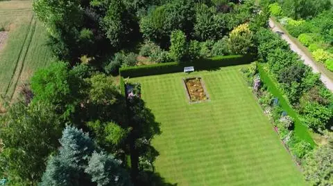 Nowa Maja w ogrodzie: angielski ogród w cisowych ramach