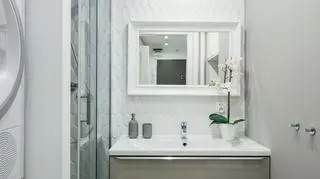 Ergonomiczny prysznic z wygodnym, składanym krzesełkiem, pralka, a nad nią suszarka, oraz duża umywalka z pojemną szafką - teraz łazienka Hani i Romana jest nie tylko ładna, ale i praktyczna!