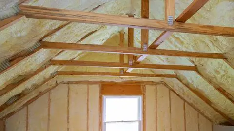 Ocieplanie poddasza krok po kroku. Pianka czy wełna? Co wybrać?