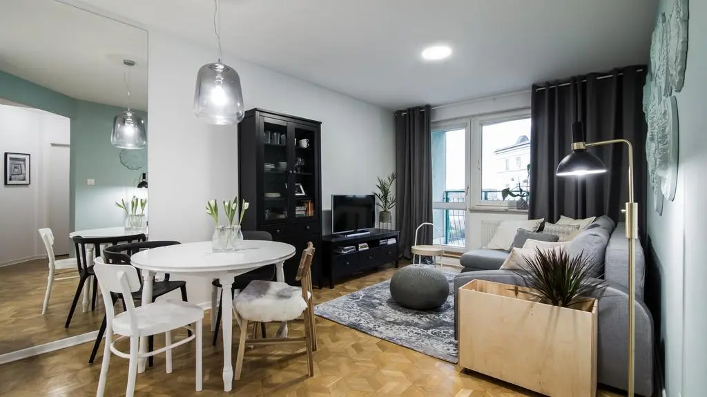 Ogromne lustro poszerza optycznie salon