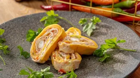 Zwijany omlet z serem, szynką i ziołami