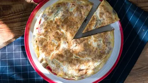 Omlet ziemniaczany z sezonowymi warzywami