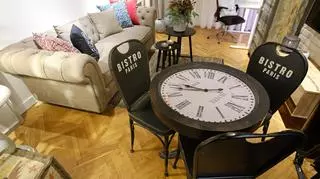 Stolik- zegar i krzesła jak z francuskiej kafejki dodały wnętrzu charakteru.