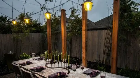 Kreatywne pomysły na oświetlenie ogrodu: jak stworzyć magiczną atmosferę latem?