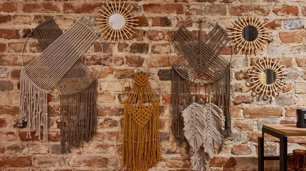 Styl boho to naturalne materiały i dekoracje ze sznurka. Makramy zrobione przez Anię i Rolanda zawisły więc na ścianie z cegły.