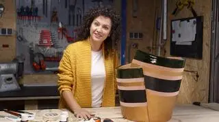 Zwykłe, ceramiczne donice sprawdzą się w stylu boho i skandynawskim. Jeśli jednak urządzasz wnętrze, w którym jest więcej kolorów, taka "surowa" ceramika nie będzie do niego pasowała. Rozwiązaniem jest jej pomalowanie. Będą Ci potrzebne specjalne farby przeznaczone do surowej, niewypalanej ceramiki. Wystarczy, że farba wyschnie - nie musisz jej wypalać. Możesz wybrać jeden kolor lub kilka, tak jak zrobiła to Mirella w 6. odcinku "Pary w remont".