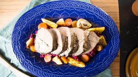 Pieczona karkówka z dzika z modrą kapustą