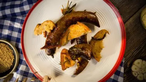 Pieczona Kiełbasa z domową musztardą i chlebem z patelni
