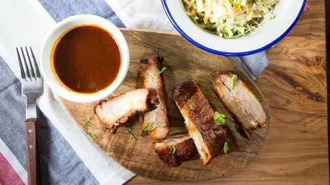 Pieczone żeberka w brązowym cukrze i ostrym pieprzu