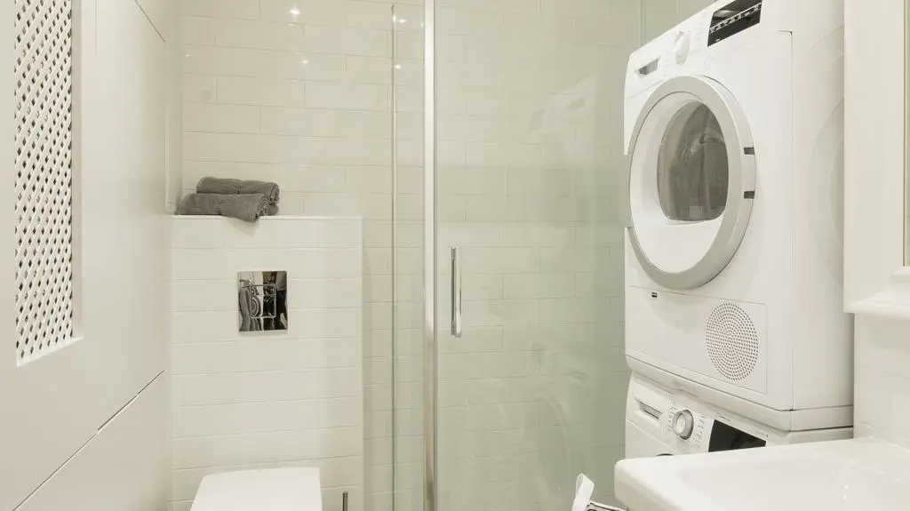 Na podłodze znalazły się ciekawe kafle łączące dwa trendy: ornamenty i beton.