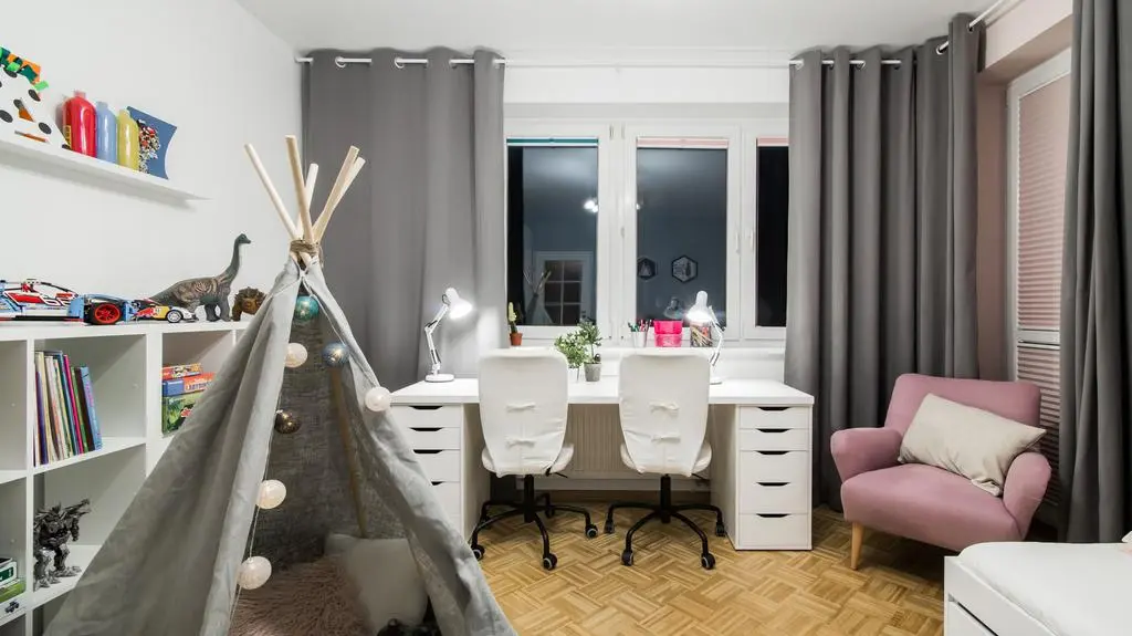 Przed metamorfozą pokój Karolinki i Olka wyglądał galimatiastycznie. Rodzice starali się podzielić go na "dwie strefy wpływów", co dało wrażenie miszmaszu kolorystycznego i funkcjonalnego. Dorota "uspokoiła" to wnętrze, zachowując podział na strefę Olka i strefę Karolinki.