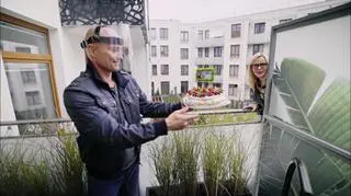 W 4. odcinku programu Dominik Strzelec zajął się przestrzenią zewnętrzną w mieszkaniu Pauliny i Michała. Zagracony i niefunkcjonalny taras w 3 dni zmienił się w bardziej przestronne miejsce do relaksu. Teraz można tam wypocząć i całą rodziną spożywać posiłki - na przykład ciasta upieczone przez przesympatyczną sąsiadkę ;) Szafa na rowery, skrzynia narzędziowa i dywan zewnętrzny zamiast gnijącej trawy uporządkowały przestrzeń i sprawiły, że teraz wygląda bardziej elegancko. Zielenią na tym tarasie są miskanty w donicach i... liście na naklejce ozdabiającej szklaną przesłonę. 