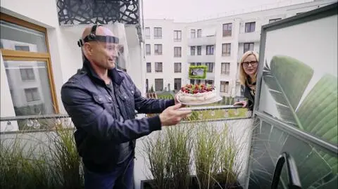 W 4. odcinku programu Dominik Strzelec zajął się przestrzenią zewnętrzną w mieszkaniu Pauliny i Michała. Zagracony i niefunkcjonalny taras w 3 dni zmienił się w bardziej przestronne miejsce do relaksu. Teraz można tam wypocząć i całą rodziną spożywać posiłki - na przykład ciasta upieczone przez przesympatyczną sąsiadkę ;) Szafa na rowery, skrzynia narzędziowa i dywan zewnętrzny zamiast gnijącej trawy uporządkowały przestrzeń i sprawiły, że teraz wygląda bardziej elegancko. Zielenią na tym tarasie są miskanty w donicach i... liście na naklejce ozdabiającej szklaną przesłonę. 