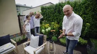 Jeszcze trzy dni temu w ogrodzie Gosi, Wiktora i Oskara była jedynie trawa i przerośnięte ogrodzenie, a rośliny były zapuszczone i zaniedbane. Bohaterowie marzyli o kolorach w ogrodzie i te pojawiły się nie tylko w formie wielobarwnych kwiatów, ale też na konstrukcji z huśtawkami. W ogrodzie znalazło się też miejsce na stolik i fotele, które razem tworzą wymarzone miejsce do relaksu, grania w planszówki, czytania książek i spożywania posiłków. Zobaczcie, jak Gosia, Wiktor i Oskar zareagowali na widok swojego ogrodu po metamorfozie! 