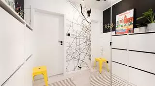 Pomysłowe projekty: do pokoi prowadzą białe drzwi z czarnymi klamkami
