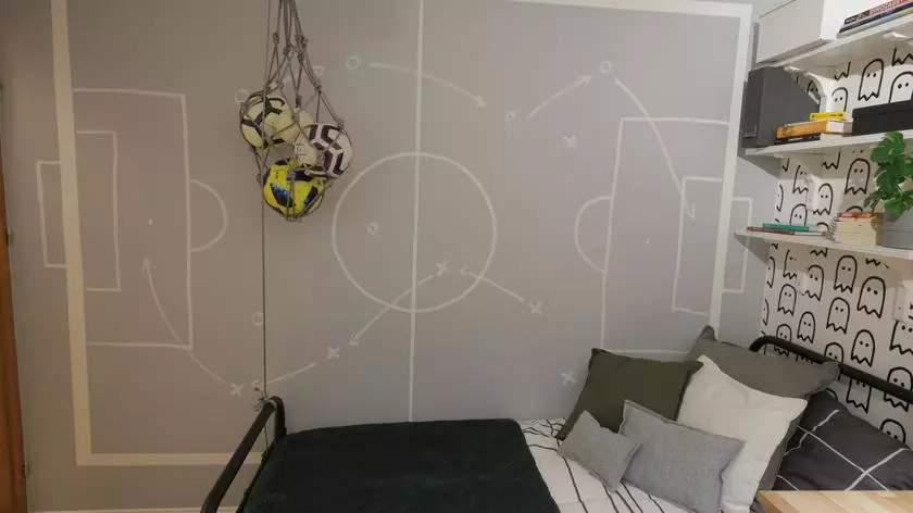 "Pomysłowe projekty": siatka na piłki i boisko namalowane na ścianie 