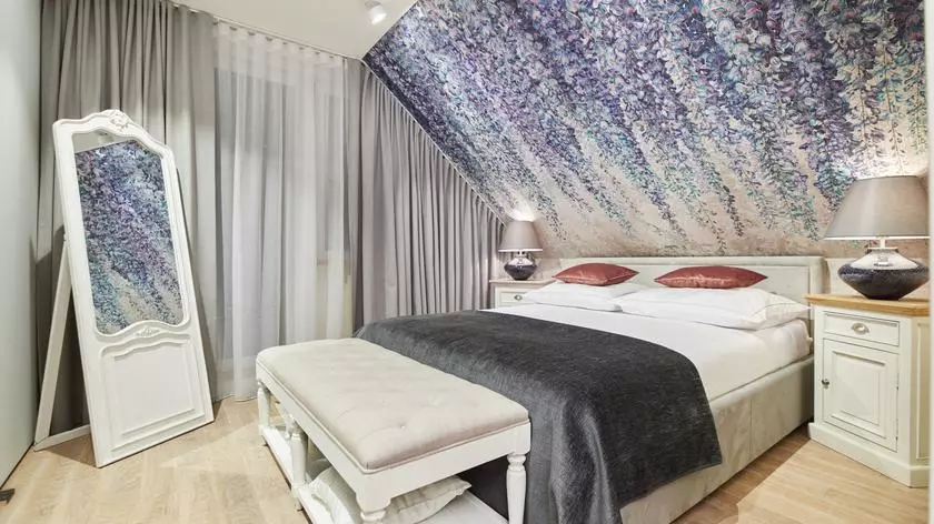 Z pokoju rodem z lat 90-tych Krzysztof Miruć stworzył elegancką i przytulną sypialnię.