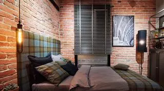 Łóżko z dużym tapicerowanym zagłówkiem i pościelą w tym samym kolorze jest najbardziej przytulnym elementem pokoju. 