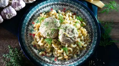 Pulpety wieprzowe w sosie musztardą ze smażonym makaronem