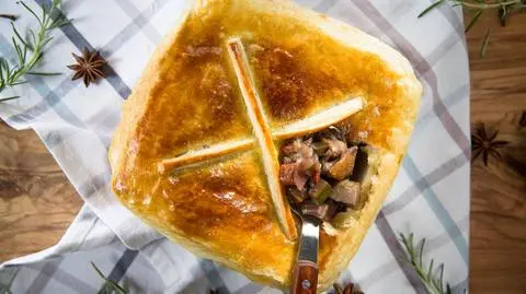 Ragout z gęsi i grzybów zapiekane pod ciastem francuskim