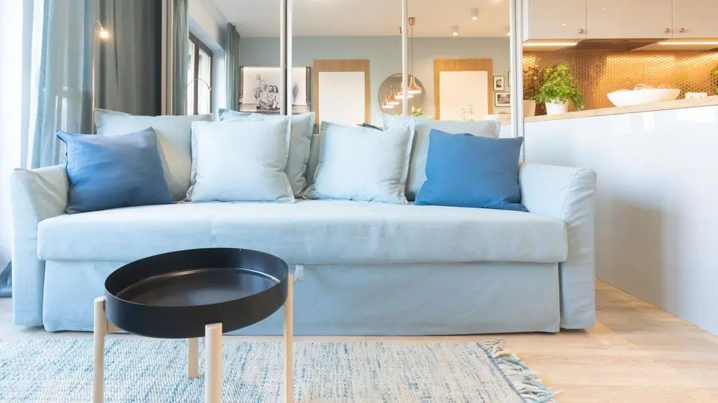 Sofa w salonie ma funkcję spania, bo pełni funkcję łóżka dla Ani i Łukasza.