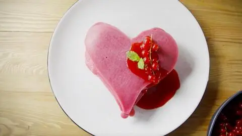różowe naleśniki w kształcie serca