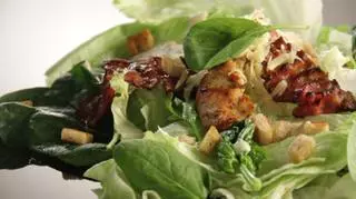 Salatka a la Cezar ze szpinakiem i kurczakiem_TVN Style 3