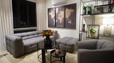 "Zgłoś remont": przestronna strefa dzienna w stylu industrialnym, ale ciepłym