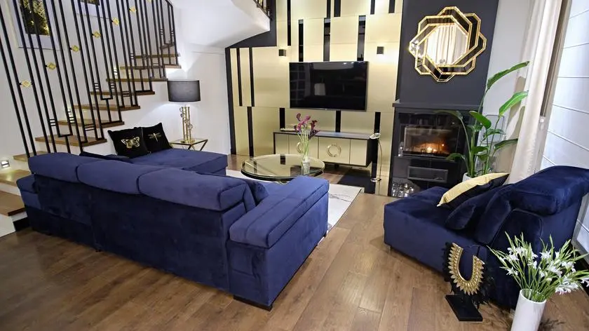 Kinga i Łukasz, bohaterowie 5. odc. 5. sezonu "Zgłoś remont", to miłośnicy starych samochodów. Chcieli by ich salon był utrzymany w stylu art deco. To było niemałe wyzwanie dla Krzysztofa Mirucia, ale jak widać - wszystko wyszło perfekcyjnie!