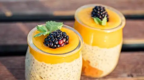 Serniczki mango z nasionami chia w słoiczku