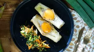 Smażony por nadziewany gorgonzola z serkiem kremowym Bieluch jajkiem z sałata less waste z zielonych części pora