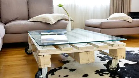 Jak zrobić stolik z palet?