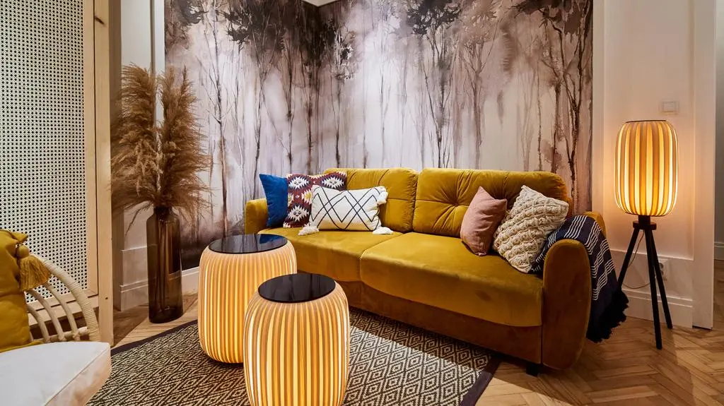 Ten sam styl, inna funkcja - małe stoliki i stojąca lampa idealnie do siebie pasują.