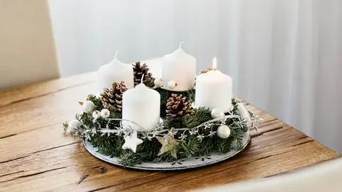 Stroik adwentowy – jak zrobić dekoracje na stół do domu? Instrukcja krok po kroku