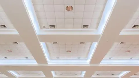 Sufit napinany w mieszkaniu – co to jest? Jak wygląda? Zalety i wady
