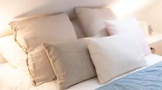 Łóżko pościelone w stylu hotelowym robi wrażenie.