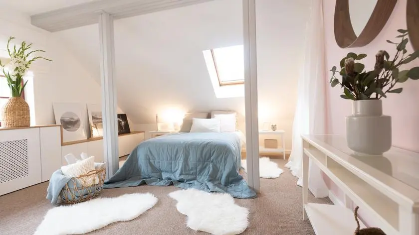 Łóżko umieszczono pomiędzy dwoma filarami.