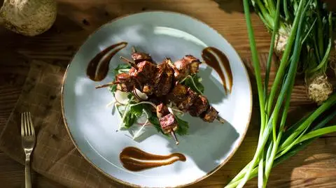 Szaszłyki z selera, pieczarek i dymki w sosie śliwkowo