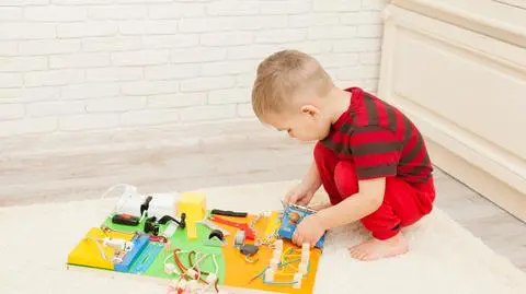 Jak zrobić tablicę manipulacyjną dla dzieci?