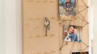 Na przedpokoju zawisła tablica zrobiona przez Dorotę i Anię. Znalazło się na niej miejsce na pamiątki, zdjęcia, klucze, a nawet zapiski.