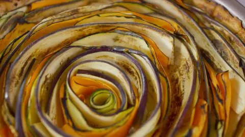 kolorowa tarta z warzywami