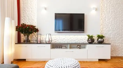 Telewizor zawieszony na ścianie - jak to zrobić i jak schować kable?