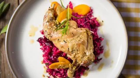 Tylne skoki pieczone w musztardzie z młodymi warzywami